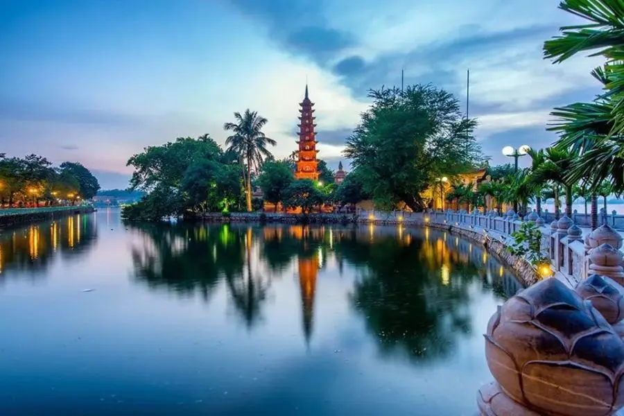 Hồ Tây với khung cảnh thơ mộng thích hợp dạo chơi