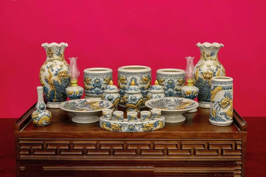 Cách đặt hũ gạo muối nước trên bàn thờ khác nhau có nguyên tắc riêng (Hình ảnh: Gốm Thiên Long)