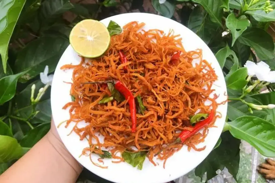 Khô gà lá chanh được chế biến từ ức gà và lá chanh, ớt khô.