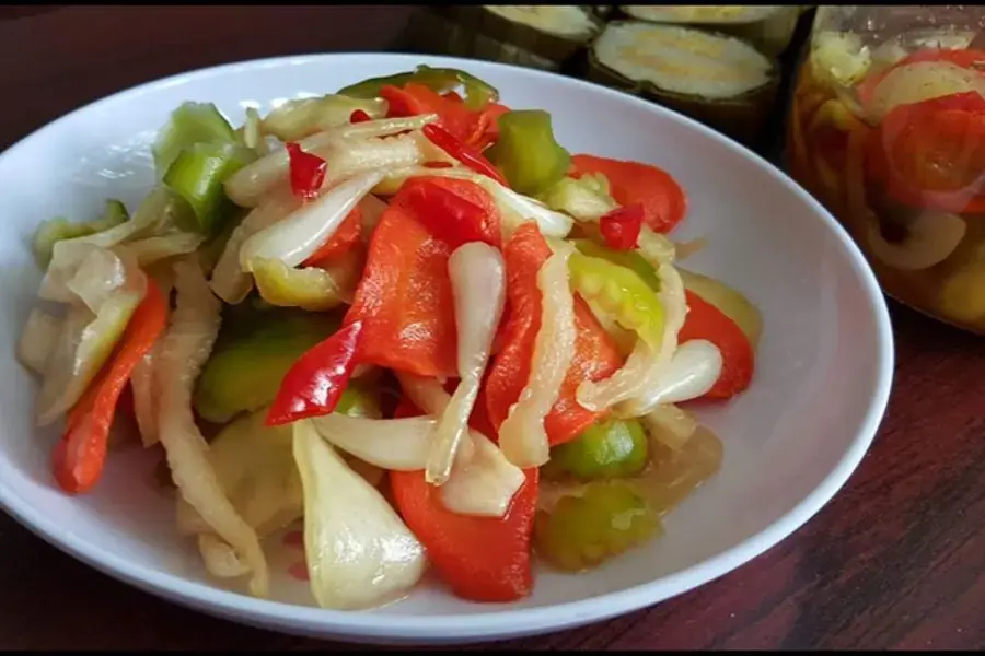 Dưa món, củ kiệu ăn kèm bánh chưng giúp giảm cảm giác ngán.