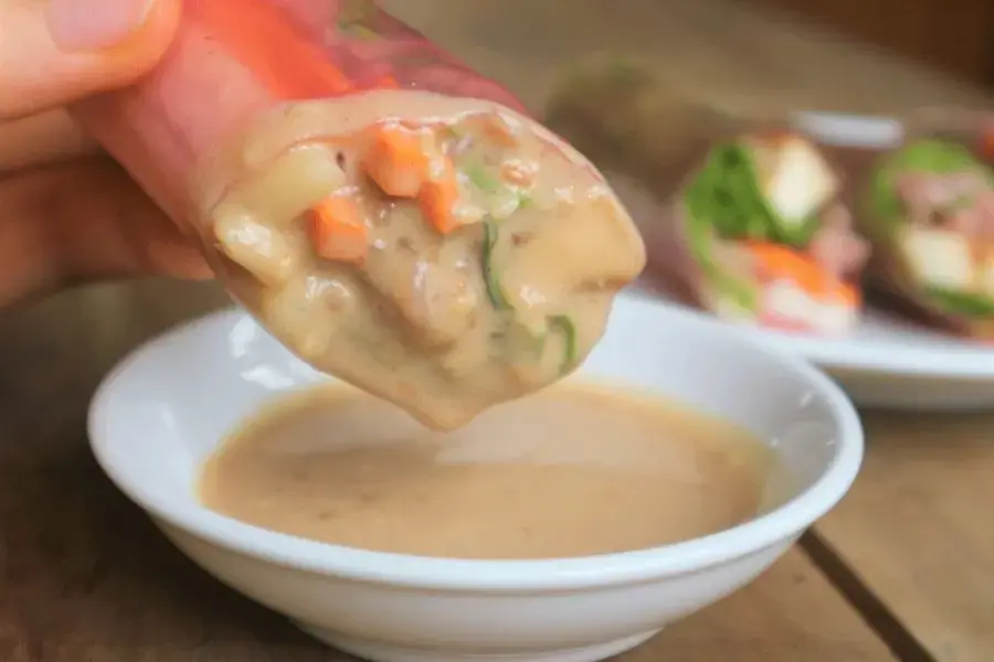 Gỏi cuốn kết hợp canh rau, súp gà, nước chanh mật ong tăng cường chất dinh dưỡng và đốt cháy calo.