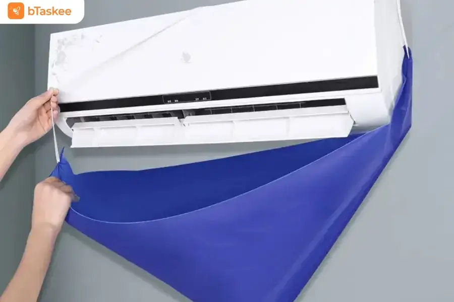 Lắp đặt túi vệ sinh điều hòa chuyên dụng một cách cẩn thận.