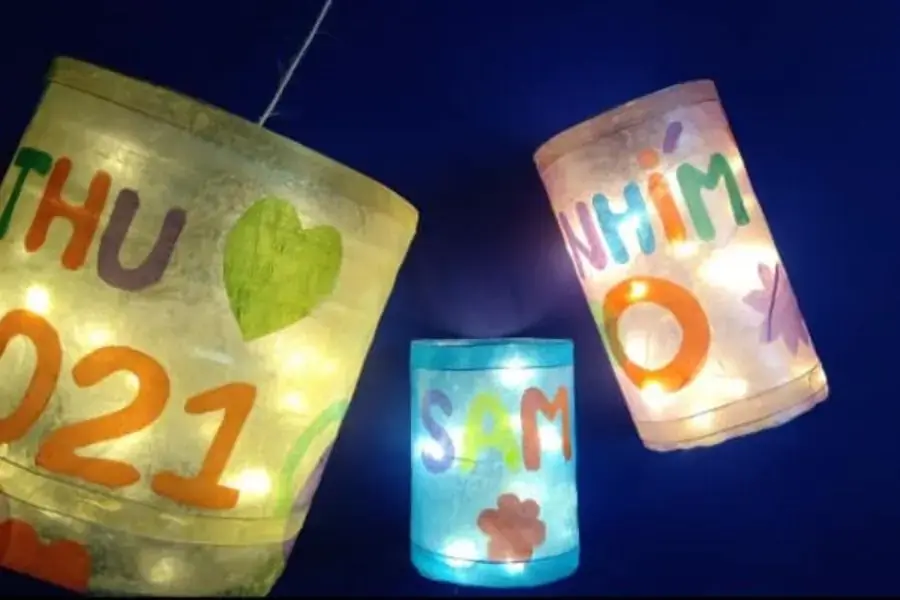 Trang trí trên đèn trung thu với họa tiết hoa và chữ.