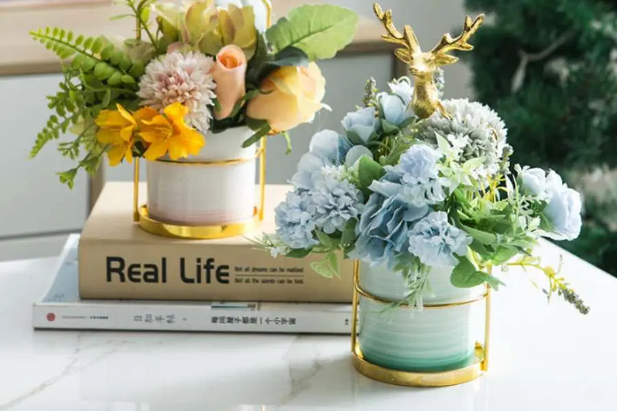 Bạn có thể chuẩn bị một lọ hoa để làm quà cho vợ mình.