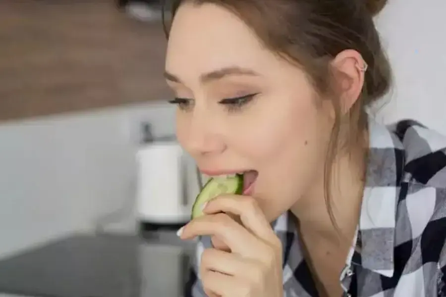 Ăn dưa chuột với lượng vừa đủ, tránh gây ra các tác dụng xấu cho sức khỏe.