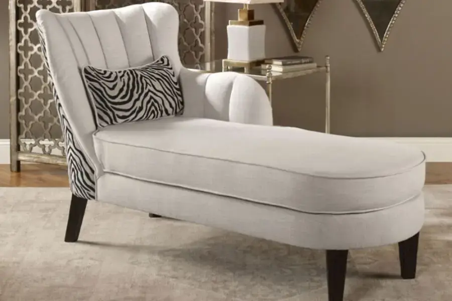 Sofa trong phòng ngủ được làm từ vải và đệm mút