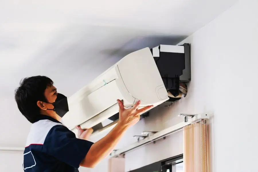 Liên hệ thợ sửa chữa máy lạnh chuyên nghiệp khi board mạch bị hư.