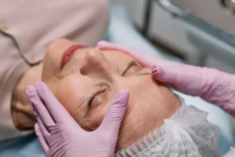 Bạn có thể giúp mẹ thư giãn mỗi tuần từ việc tặc mẹ các gói spa tại nhà hoặc gần nhà.