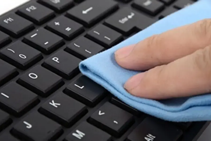Sử dụng khăn mềm là cách làm sạch bàn phím laptop (Nguồn: videotesty.pl)