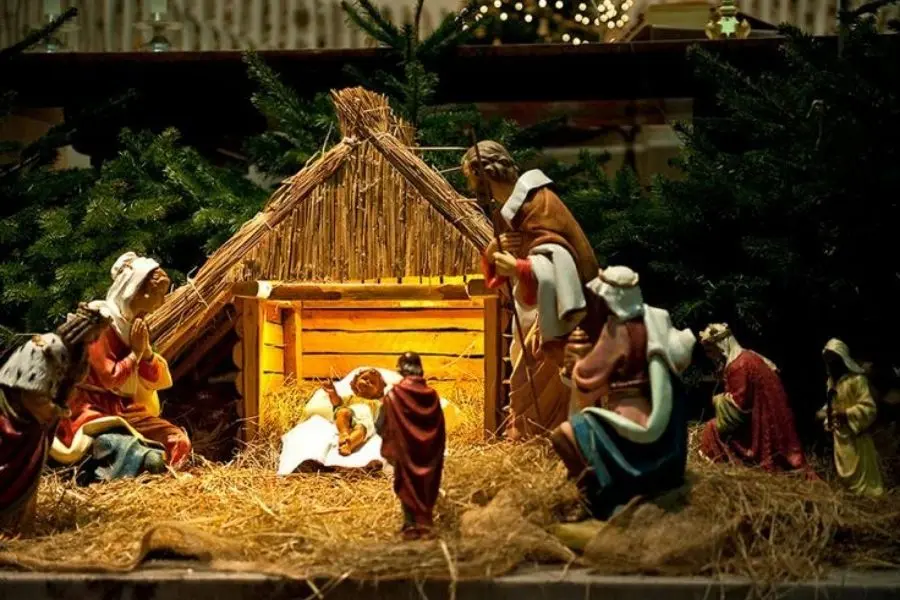 Hang đá Giáng Sinh cũng là vật dụng có thể dùng để trang trí phòng khách dịp Noel.