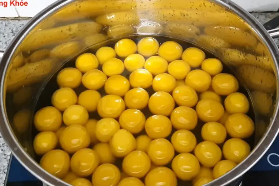 Nấu chè bí đỏ