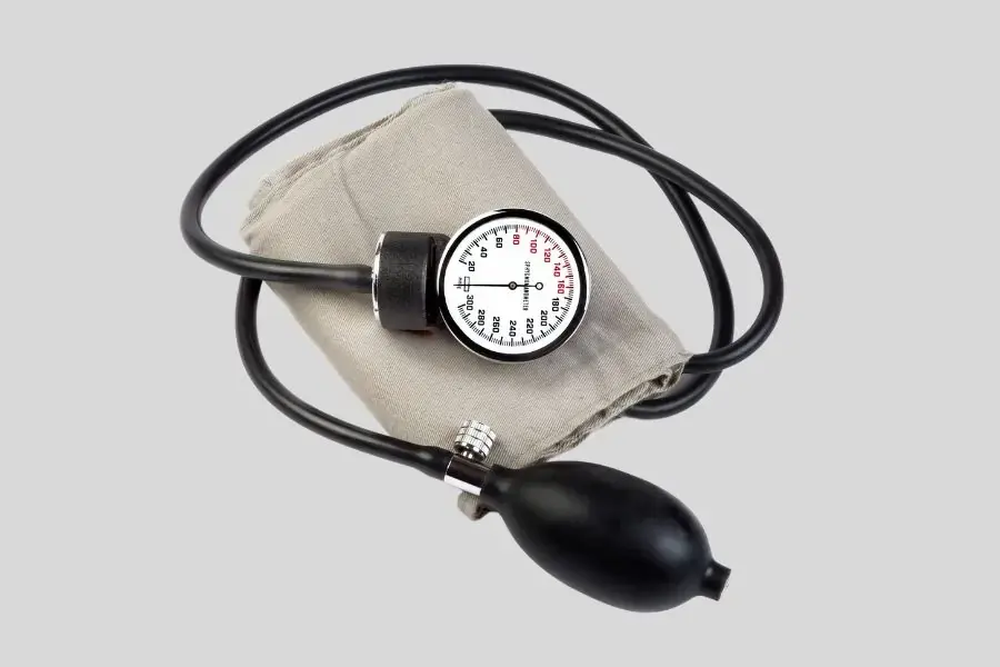Thể hiện sự quan tâm đến mẹ bằng việc tặng máy đo huyết áp.