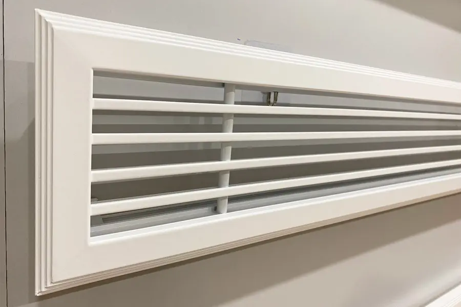 Bề mặt miệng gió sơn tĩnh điện, vừa sáng bóng đẹp mắt vừa ngăn ngừa rỉ sét, hư hỏng.