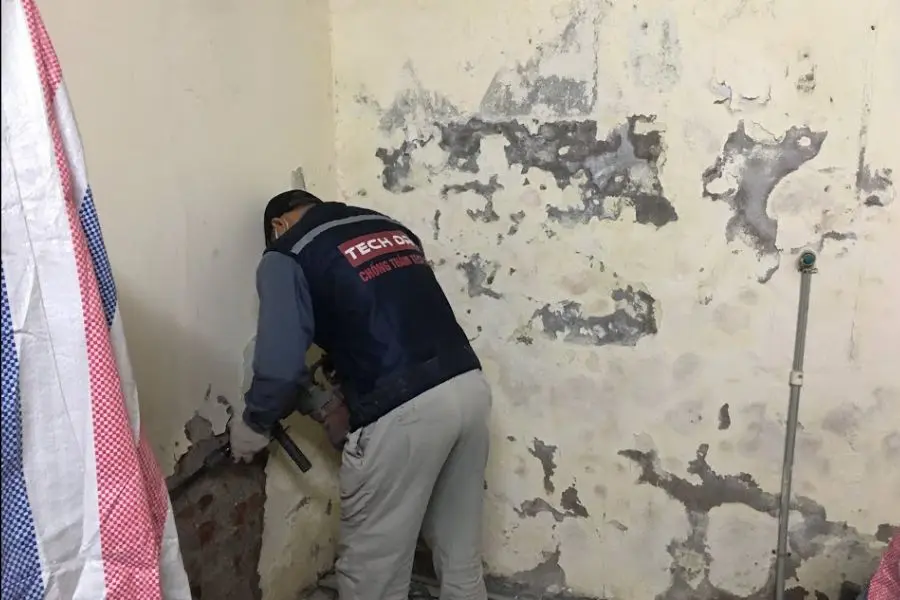 Thực hiện dóc bỏ phần tường bị ố vàng