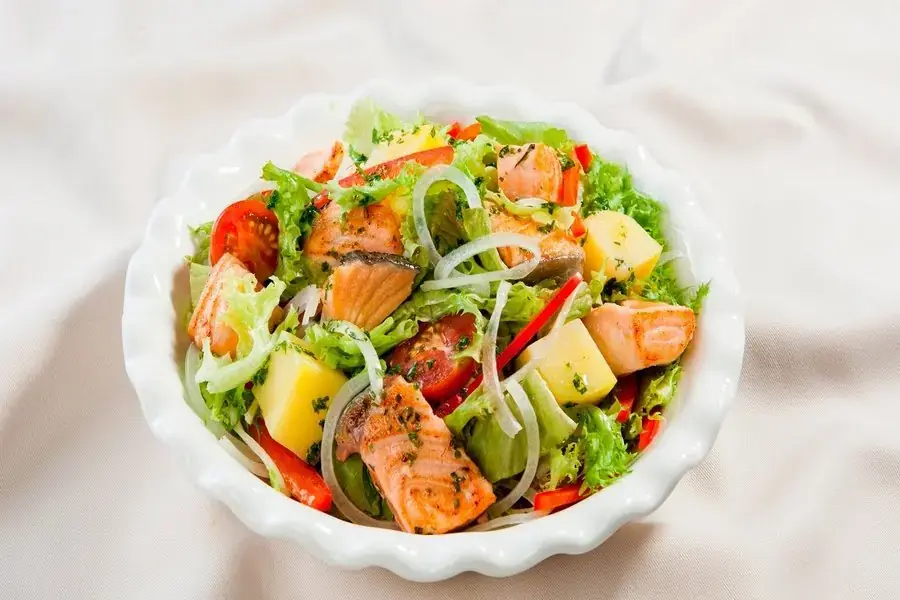 Salad cá hồi có nhiều dinh dưỡng 
