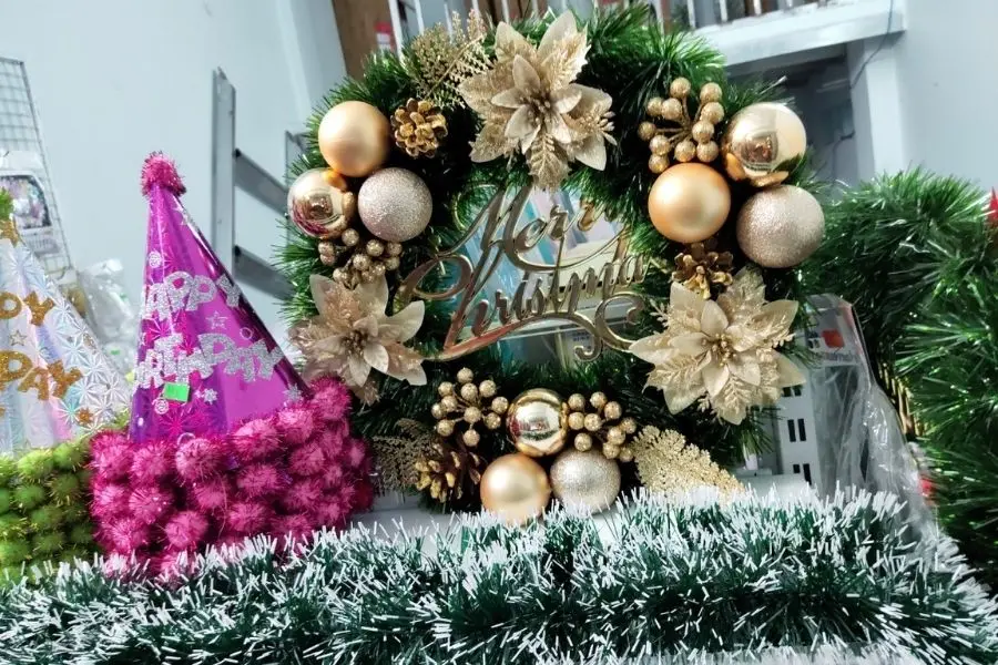 Vòng nguyệt quế, làm từ những chiếc lá quế xanh tươi.