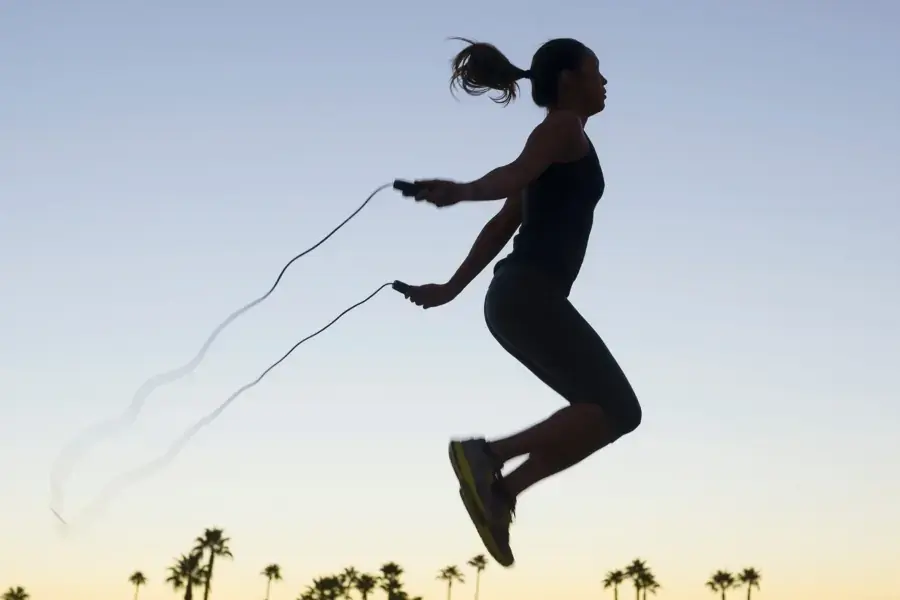 Aerobic nhảy dây giúp đốt cháy calo hiệu quả.