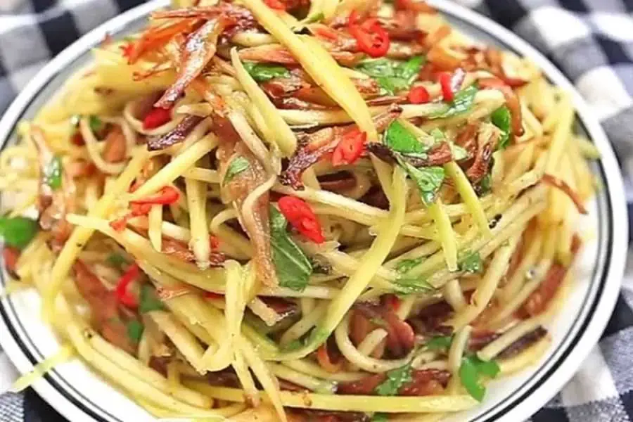Gỏi xoài cá cơm khô bắt mắt với sự hòa quyện hoàn hảo của vị chua ngọt