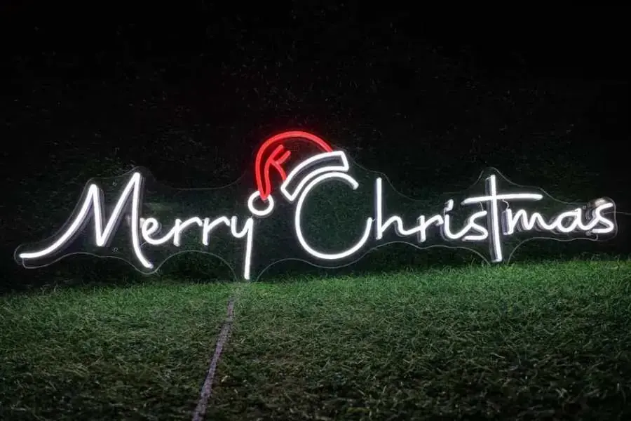 Mẫu bảng đèn LED có dòng chữ Merry Christmas với điểm nhấn chiếc nón Noel độc đáo cho không gian ngoài trời.