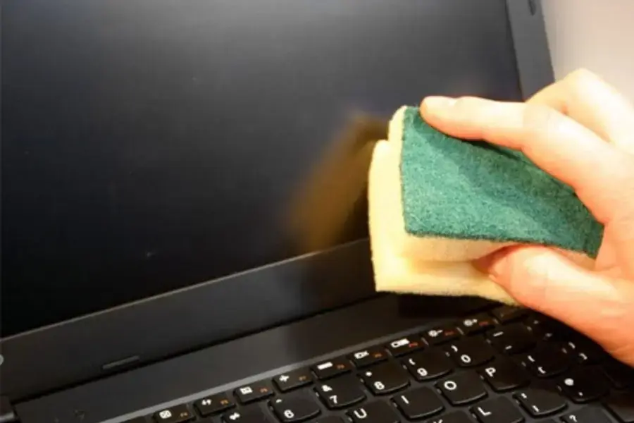 Vệ sinh màn hình thường xuyên giữ gìn độ mới cũng như tuổi thọ của máy