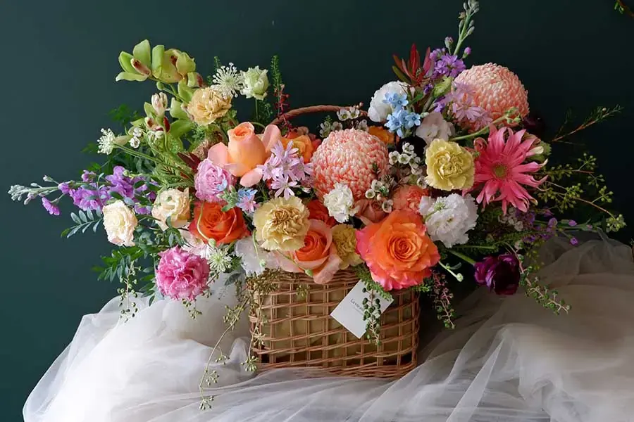 Giỏ hoa nhỏ thuận tiện để các thầy cô có thể mang về.