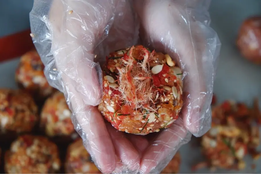 Cách trộn và vo nhân thập cẩm để làm bánh Trung Thu dẻo.