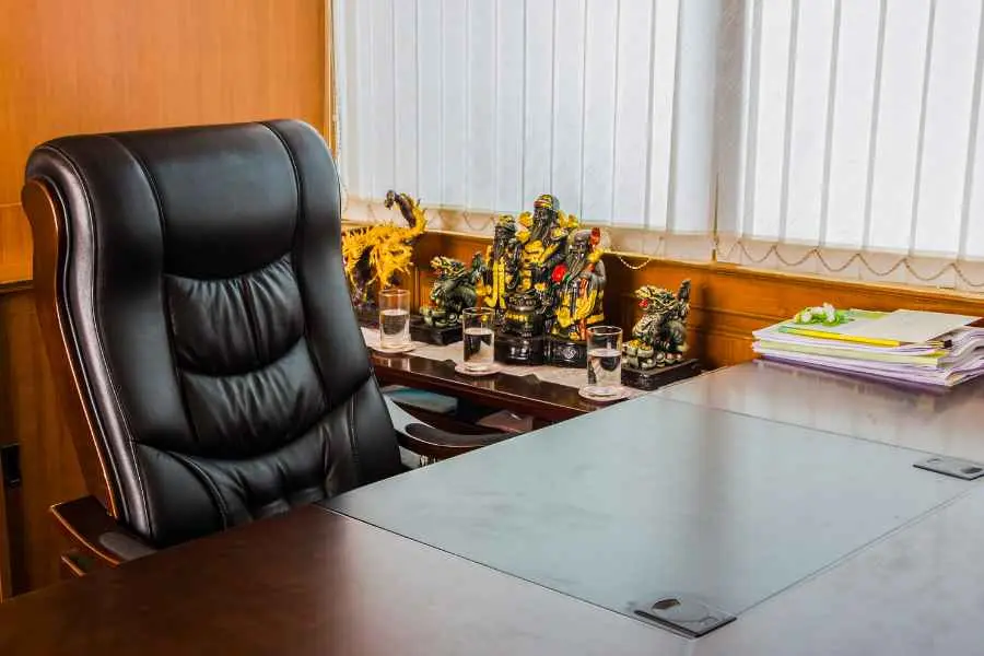 Bàn làm việc của giám đốc thường có kích thước lớn hơn.