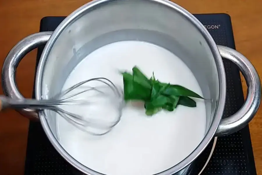 Nấu nước cốt dừa