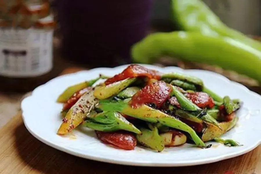 Cải ngọt xào lạp xưởng.