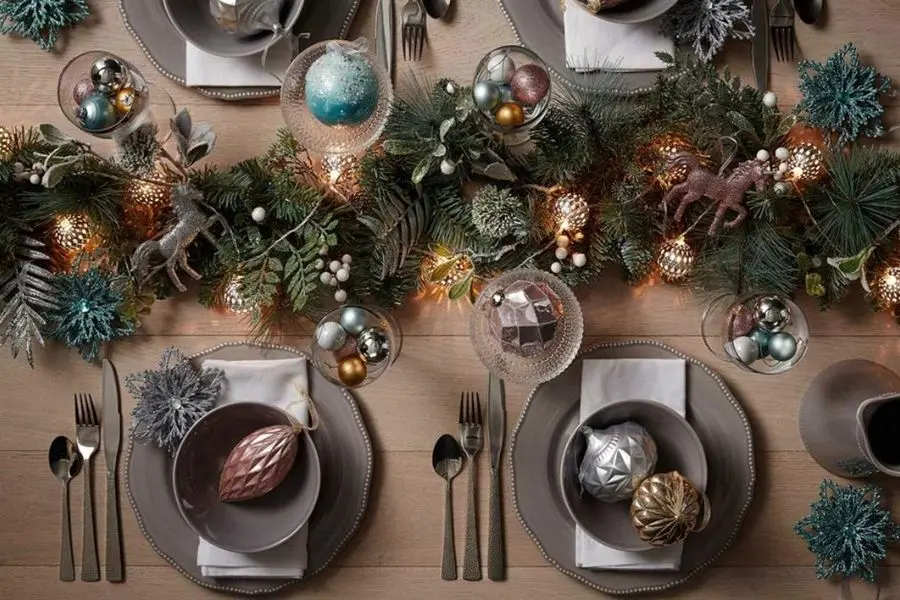 Trang trí bàn tiệc Noel bằng bàn gỗ