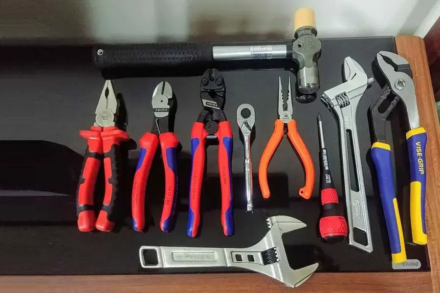 Cần chuẩn bị đầy đủ dụng cụ trước khi tháo máy lạnh (Hình ảnh: Mecsu)