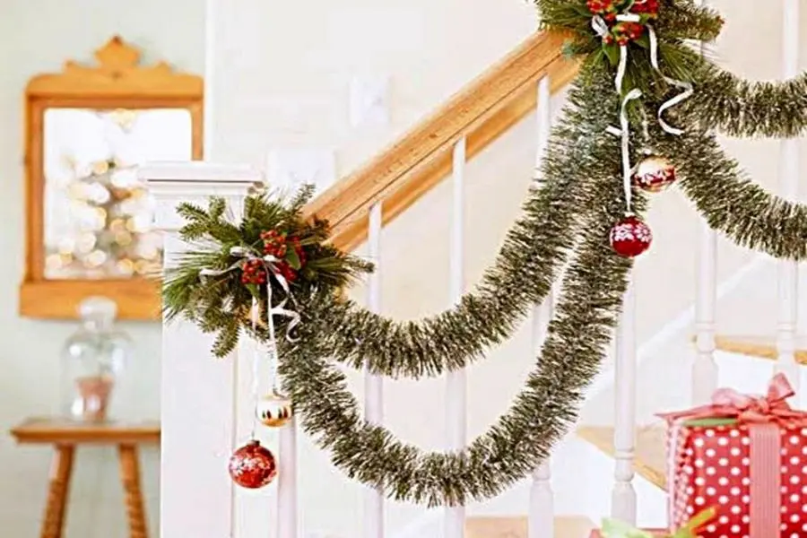 Decor Noel cho lớp mầm non với dây kim tuyến đẹp mắt.
