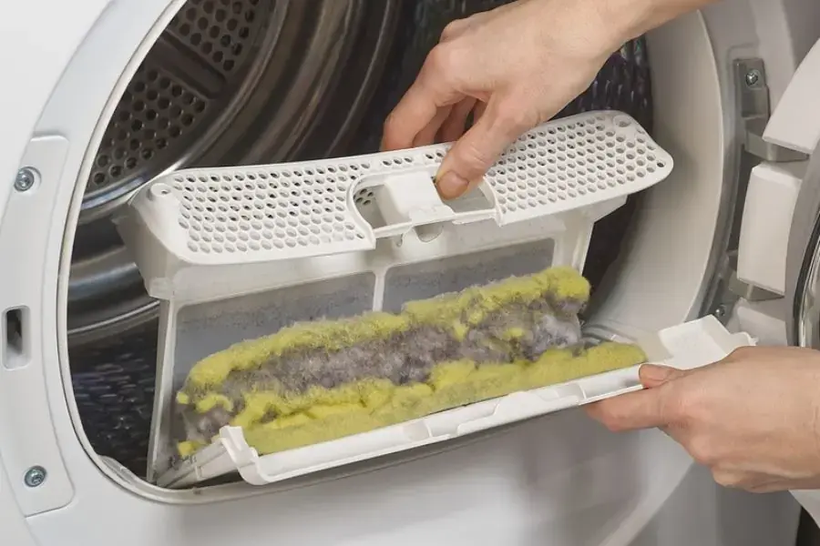 Tháo rời lưới lọc vải trên máy giặt Sanyo cửa trước để tiến hành vệ sinh
