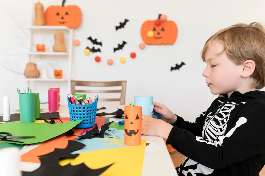 Trang trí halloween cho lớp học bằng giấy giúp tiết kiệm được nhiều chi phí.