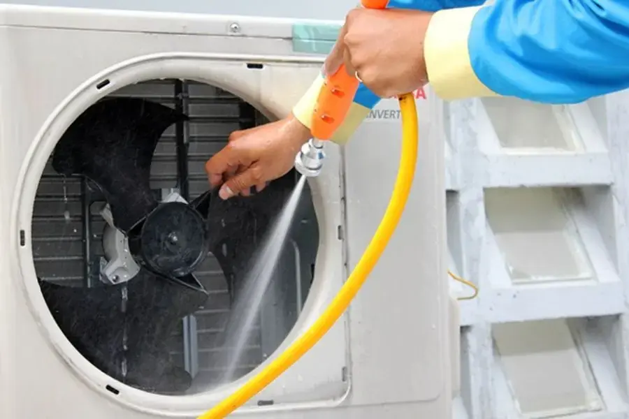 Vệ sinh cục nóng máy lạnh thường xuyên để loại bỏ ẩm mốc, rỉ sét 