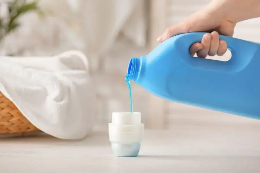 Xoa thêm nước giặt hoặc dung dịch tẩy rửa vào vết bẩn cứng đầu trên màn chụp