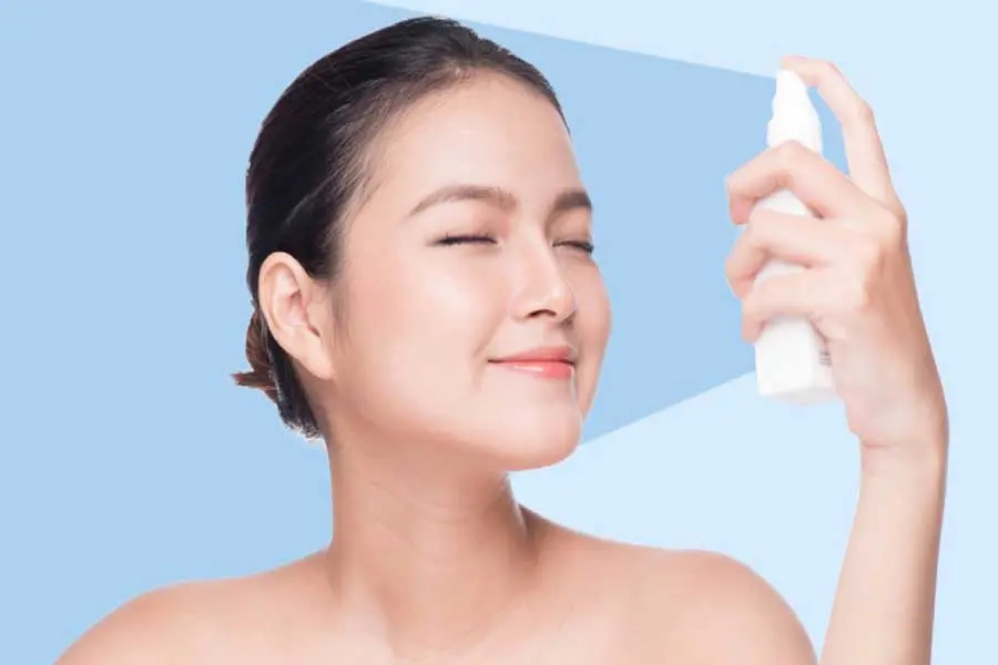 Cách dùng xịt khoáng rất đơn giản, tuy nhiên cần đảm bảo mặt và tay được sạch sẽ.