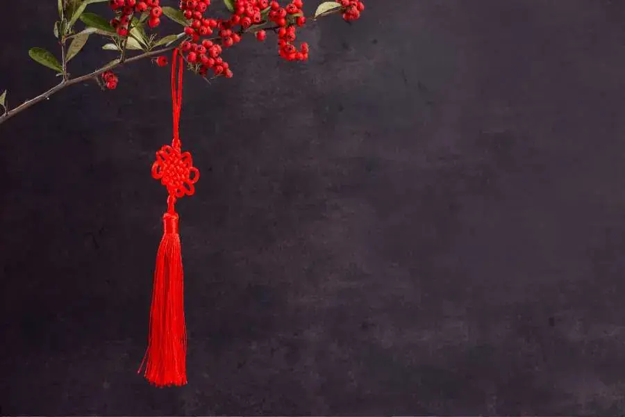Sử dụng dây treo may mắn để để tạo điểm nhấn cho trẻ