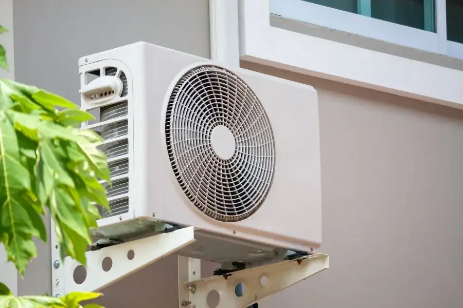 Khoảng cách an toàn giữa dàn lạnh và dàn nóng nên là từ 5 - 7m.