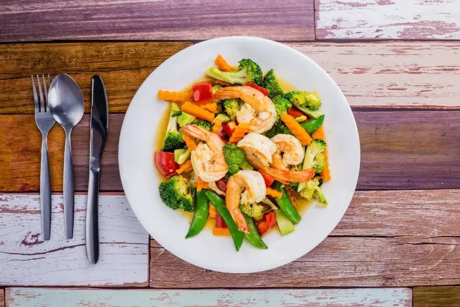 Đầy đủ màu sắc với dĩa tôm xào rau củ
