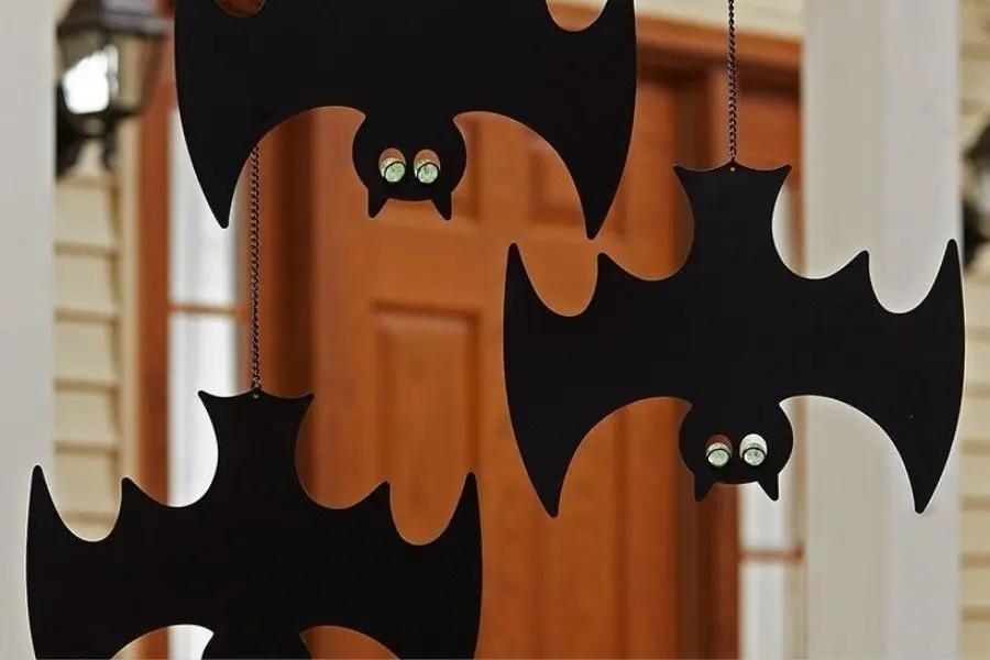 Làm con dơi trang trí Halloween bằng giấy.