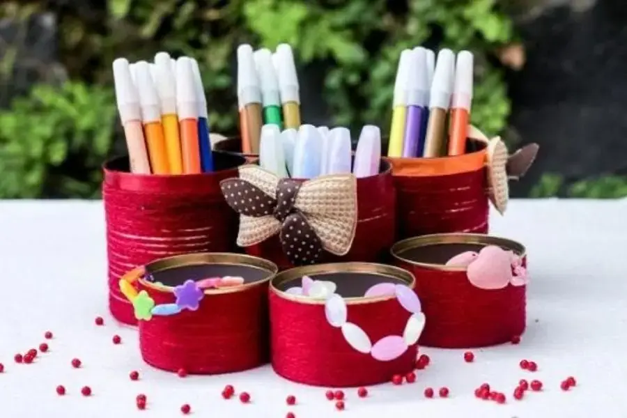 Bạn có thể sáng tạo thêm một chút bằng cách trang trí thêm đèn nháy mini, quấn quanh ống đựng bút để tạo hiệu ứng “rực sáng” một góc phòng.