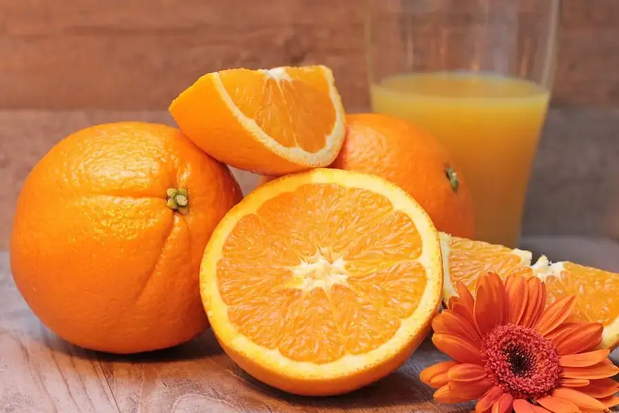 Cam trong tủ lạnh sẽ giữ cho chúng tươi tối đa một tháng và để ngăn tủ đông cam có thể tươi đến 12 tháng