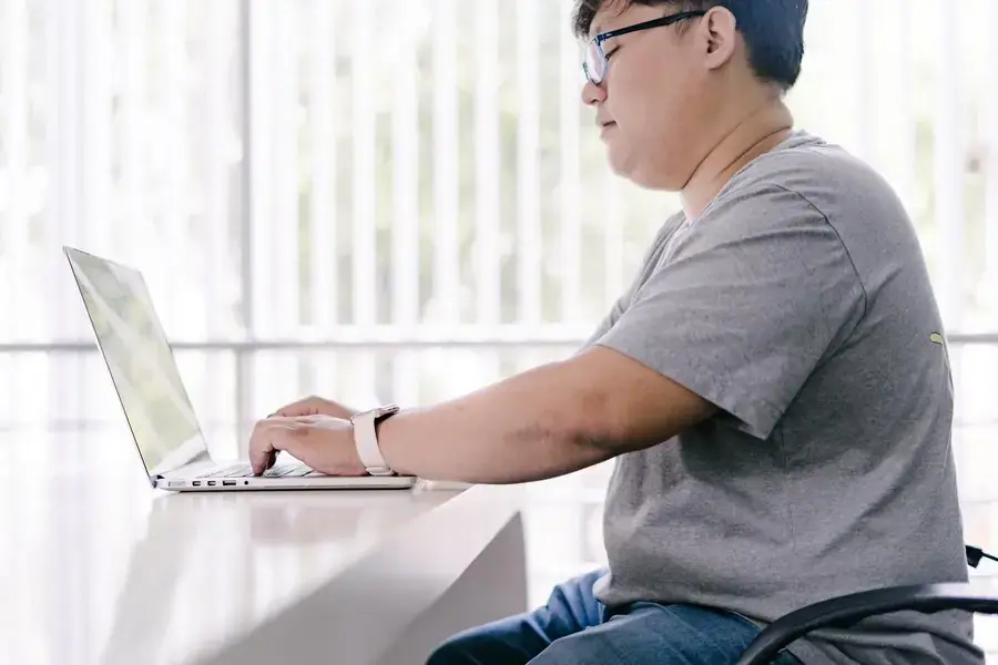 Vòng hai tích tụ mỡ thừa do ít vận động