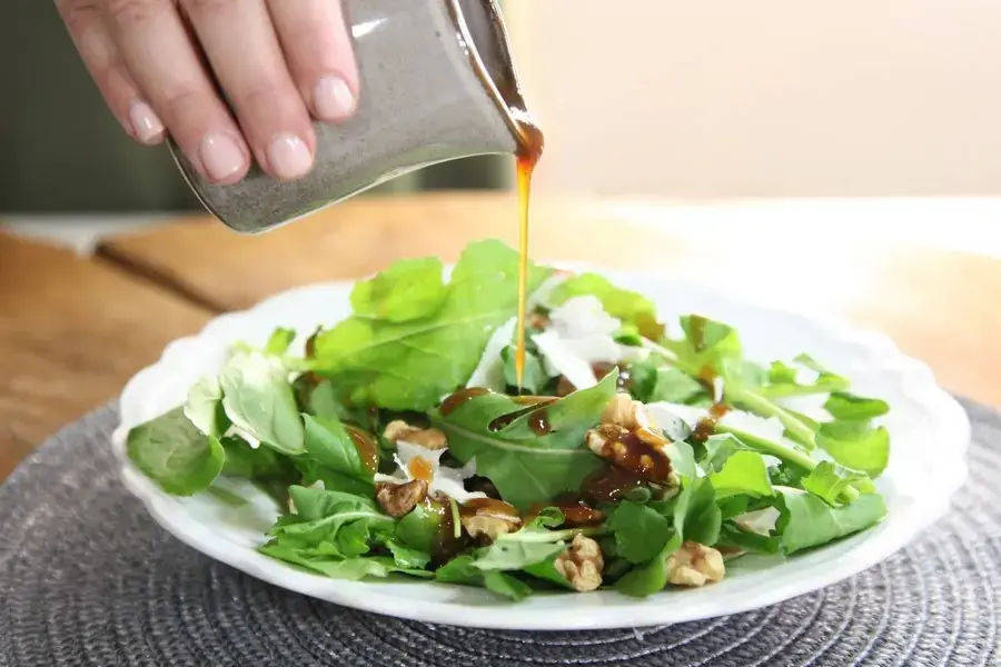Pha dầu giấm đơn giản để trộn salad 