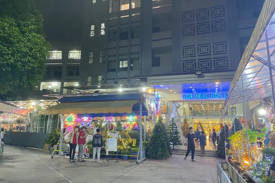 Bạn nên ghé nơi đây sớm để vừa được chụp hình, vừa mua được nhiều đồ decor đẹp do càng gần Giáng Sinh nơi đây sẽ rất đông người lui tới.