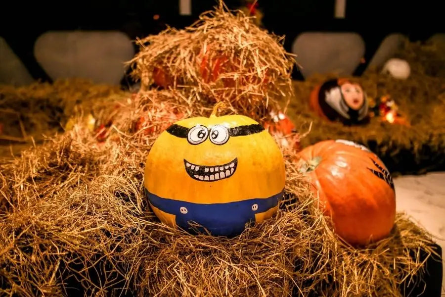 Ý tưởng trang trí Halloween mầm non bằng rơm rạ.