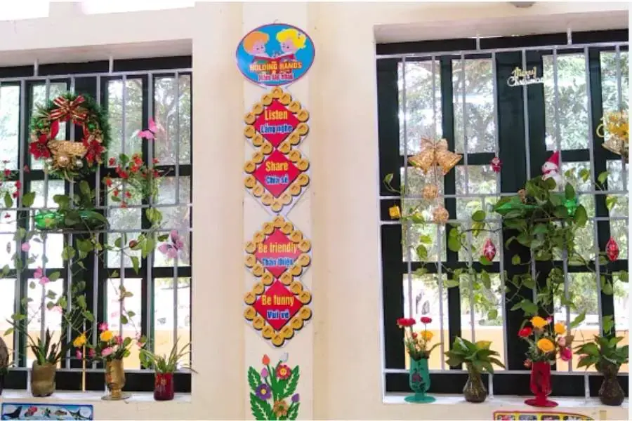 Sử dụng cây xanh trang trí cửa sổ lớp mầm non