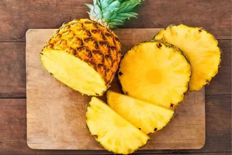 Để làm detox bạn chọn quả dứa vừa chín tới, không quá chua và quá ngọt