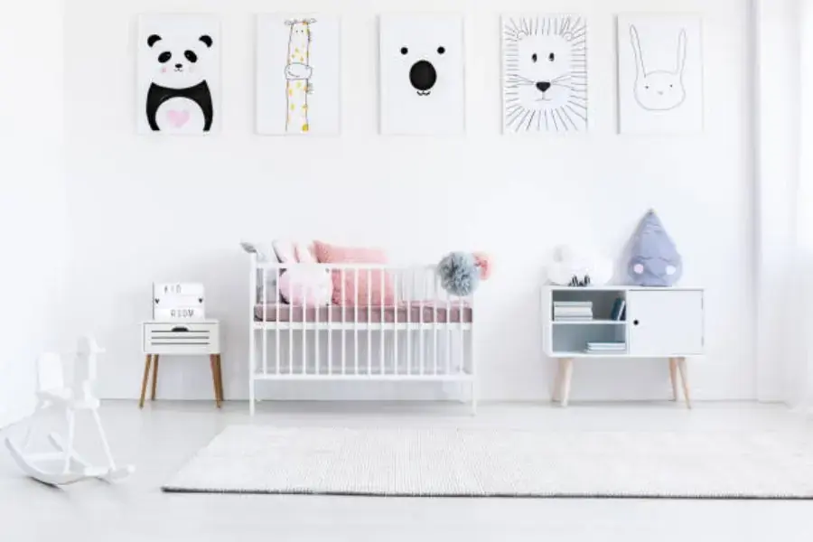 Lựa chọn tranh treo tường phù hợp với độ tuổi của bé gái